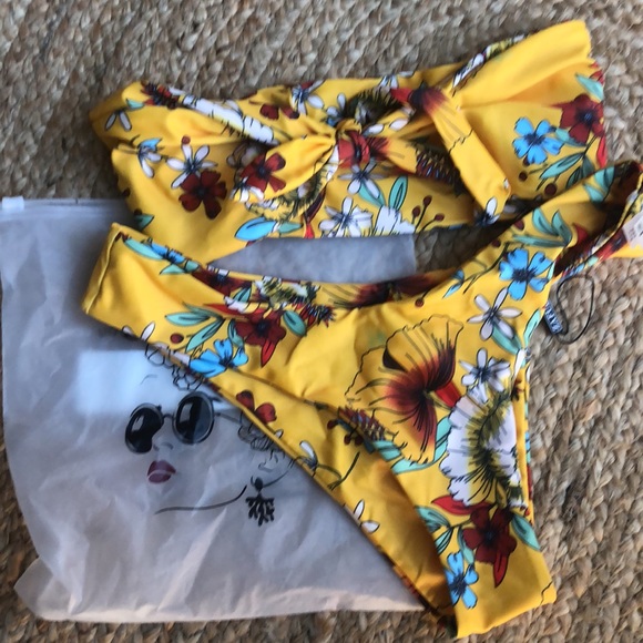 Super cute floral yellow bandeau bikini - Picture 7 of 8